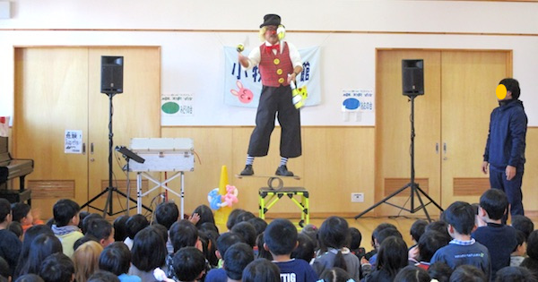 第三保育園でピエロのコメディショー 愛知県小牧市 ピエロのトントさん 幼稚園 保育園に愉快なコメディショー