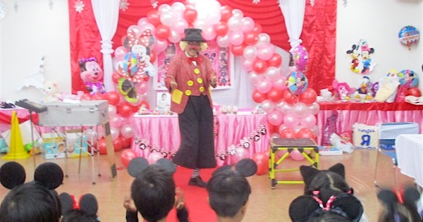 1歳のバースデーパーティーでピエロが誕生日のお祝い 愛知県知多郡 ピエロのトントさん 幼稚園 保育園に愉快なコメディショー