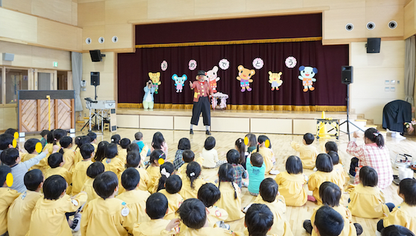 子生和保育園の花まつりでピエロのコメディショー 愛知県稲沢市 ピエロのトントさん 幼稚園 保育園に愉快なコメディショー