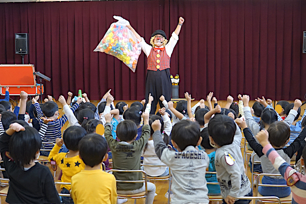 北名古屋市の幼稚園でピエロのドタバタコメディショー 愛知県北名古屋市 ピエロのトントさん 幼稚園 保育園に愉快なコメディショー