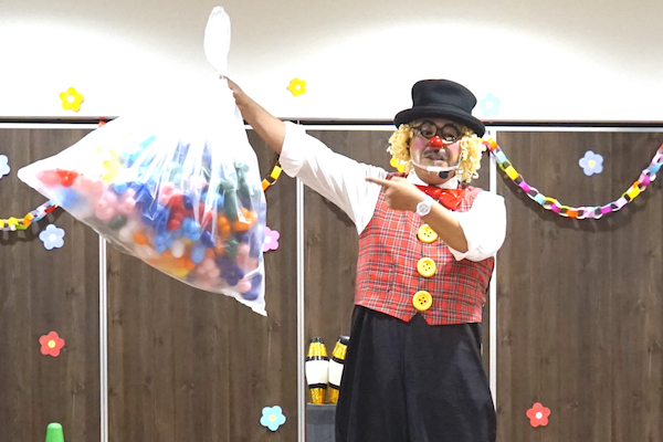 豊島区の保育園での出張イベントは先生も一緒に大騒ぎ 東京都豊島区 ピエロのトントさん 幼稚園 保育園に愉快なコメディショー